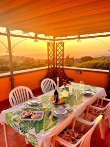 un tavolo con piatti e una bottiglia di vino sopra di Residence La Villa a Montescudaio