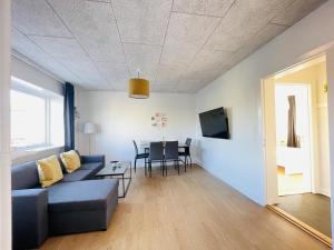 sala de estar con sofá y mesa en aday - Luminous apartment with 2 bedrooms, en Frederikshavn
