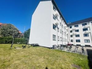 un bâtiment avec des vélos garés à côté d'un bâtiment dans l'établissement aday - Luminous apartment with 2 bedrooms, à Frederikshavn