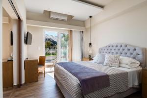 Кровать или кровати в номере Odysseus Hotel