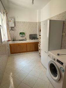 アル・ホセイマにあるEconomic Apartment Alhoceima WIFIのキッチン(冷蔵庫、洗濯機付)