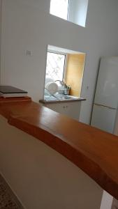 East Holiday Apartment 1 & 2 tesisinde mutfak veya mini mutfak