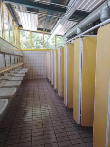 une rangée d'urinoirs dans les toilettes publiques dans l'établissement Munich Central Camping, à Munich