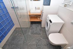 Bilik mandi di Lovely little cosy Apt in Prague +19 gambar