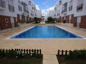 uma piscina no meio de um edifício em Cabanas de Tavira Smashing 2 bed, 2 bath, Duplex Penthouse em Cabanas de Tavira