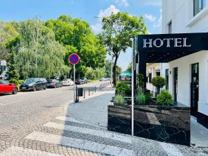 ein Schild für ein Hotel an der Straßenseite in der Unterkunft Side One Design Hotel Garni in Belgrad