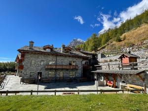 ein großes Steingebäude in den Bergen in der Unterkunft Maison Carrel Elegant 7 in Breuil-Cervinia