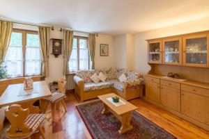 un soggiorno con un divano e un tavolo di Cozy apartment near Cortina a San Vito di Cadore