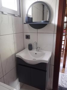 ein Bad mit einem Waschbecken und einem Spiegel in der Unterkunft Ayas Apart in Macka