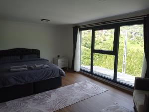 ein Schlafzimmer mit einem Bett und einem großen Fenster in der Unterkunft Ayas Apart in Macka