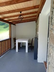 einen weißen Tisch und Stühle auf dem Balkon in der Unterkunft Ayas Apart in Macka