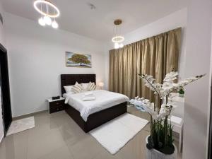 um quarto com uma cama e uma planta num quarto em Spacious Cozy Brand New 1 Bedroom Apartment em Dubai