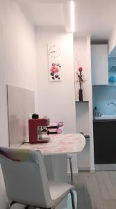 uma cozinha com uma mesa com uma máquina de costura em Water Lily Apartment - self check-in em Oradea