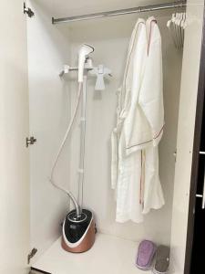 um armário branco com um candeeiro e toalhas brancas em Spacious Cozy Brand New 1 Bedroom Apartment em Dubai
