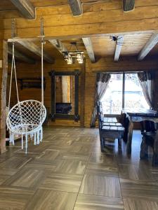 um quarto com uma cadeira de baloiço numa cabina em Eco House em Bukovel