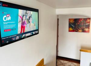 una TV a schermo piatto appesa a una parete di Sambleña a Cuzco Altre 18 foto