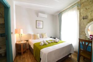 アラカティにあるBedirhan Konak Otelのベッド2台と窓が備わるホテルルームです。