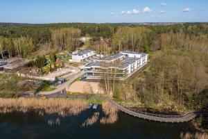 an aerial view of a resort on the water at Apartamenty Olimpijska z widokiem na jezioro in Olsztyn