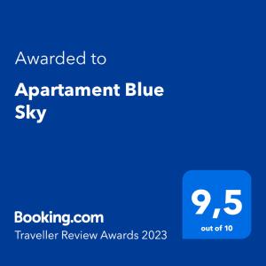 Un cartel azul que dice "actualizado al apartamento Blue Sky" en Apartament Blue Sky, en Hel