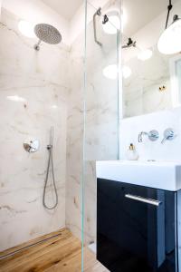 a bathroom with a sink and a shower at Apartamenty Olimpijska z widokiem na jezioro in Olsztyn +22 photos