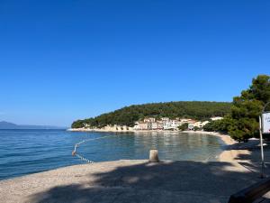 a view of a beach with houses and the water at Villakamena in Drvenik