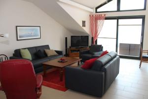 ein Wohnzimmer mit 2 Sofas und einem Tisch in der Unterkunft Rügen Star Appartements De Luxe in Sassnitz