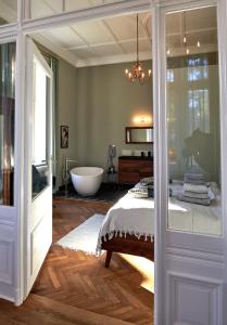 黑靈斯多夫的住宿－Pineblue Villas，卧室配有床和浴缸