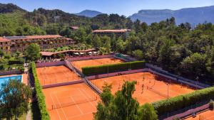 uma vista aérea de um campo de ténis num resort em Hotel Residence Campi em Tremosine Sul Garda