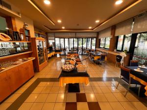 une salle à manger avec des tables dans un restaurant dans l'établissement Hotel Nettuno, à Sottomarina