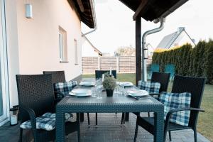 einen Tisch und Stühle auf einer Terrasse in der Unterkunft Spreewaldapartments in Lübben