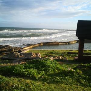 Blick auf den Strand mit dem Meer in der Unterkunft Mariena Glen apartment 34- 3 bedroom beach house in Southbroom