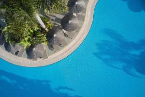 una vista aérea de una piscina con sombrillas en Atlantica Bay - Adults Only en Limassol