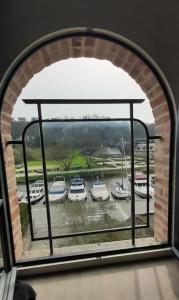 uma janela com vista para barcos numa marina em SousLesToits 4 étoiles em Dinan