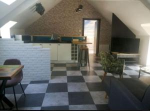 een woonkamer met een geruite vloer bij SousLesToits 4 étoiles in Dinan