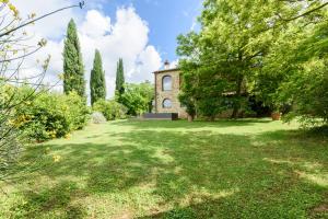 une image d'une maison avec une cour dans l'établissement Villa Fienile Design, à SantʼAppiano