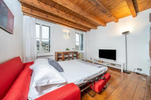 מיטה או מיטות בחדר ב-Atelier San Giacomo - Central Apartment