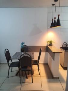 een eetkamer met een tafel en stoelen bij Achei Casa , aluguel por temporada in Porto Velho