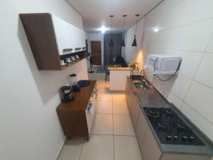 uma cozinha com um fogão e uma bancada em Achei Casa , aluguel por temporada em Porto Velho