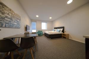 Rúm í herbergi á Replay apartmány