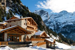 un lodge de ski dans les montagnes dans la neige dans l'établissement Lagrange Vacances Les Hauts de la Vanoise, à Pralognan-la-Vanoise