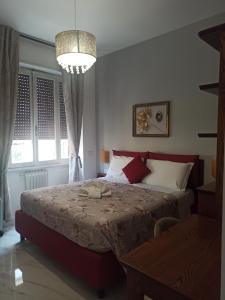 sypialnia z łóżkiem i żyrandolem w obiekcie B&B Alle mura di San Giovanni w Rzymie