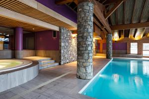 Bazén v ubytování Lagrange Vacances Les Hauts de la Vanoise nebo v jeho okolí + 8 fotografií