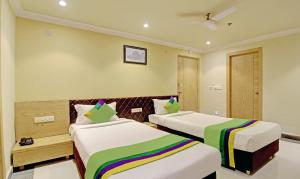 um quarto de hotel com duas camas num quarto em Treebo Trend ASL Prime em Calcutá