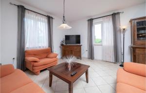 - un salon avec des chaises orange et une table basse dans l'établissement Beautiful Home In Labin With Wifi, à Labin
