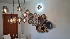 un montón de platos colgando de una pared en Appartamento del Li-Lioni di Teranga, en Platamona