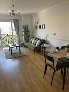 een woonkamer met een groene bank en een tafel bij Large 2 Bedroom Marina View Apartment in Hemel Hempstead