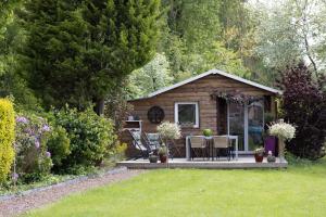 a small cabin with a table and chairs in a yard at Ö TAÖ in Louches