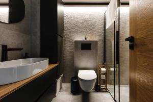 ห้องน้ำของ Brand New Loft Studio Apartment by URBAN RENT