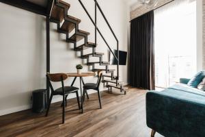 พื้นที่นั่งเล่นของ Brand New Loft Studio Apartment by URBAN RENT