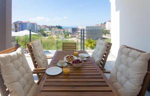 - une table en bois avec un bol de nourriture sur le balcon dans l'établissement Villa M apartment Podstrana-private pool, à Podstrana
